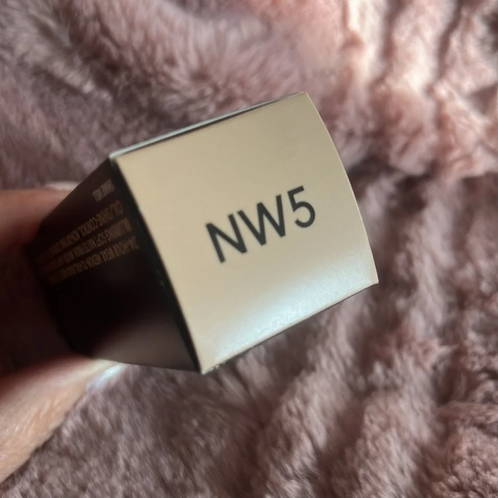MAC STUDIO FIX FLUID SPF 15 24HR MATTE FOUNDATION + OIL CONTROL NIB